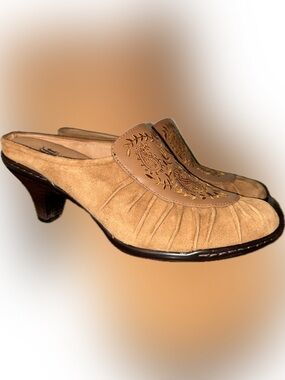 Sofft Camille Floral Embroidered Camel Suede Leather Pleated Clog Mule Heels 8